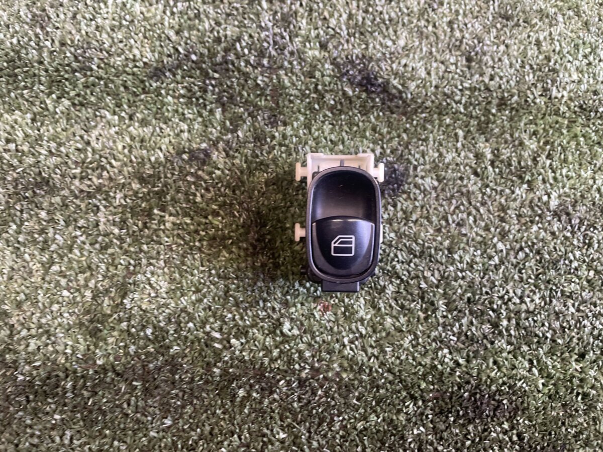 Кнопка скло підйомника Mercedes-Benz C-Class W203 (2000-2007) A2038200210