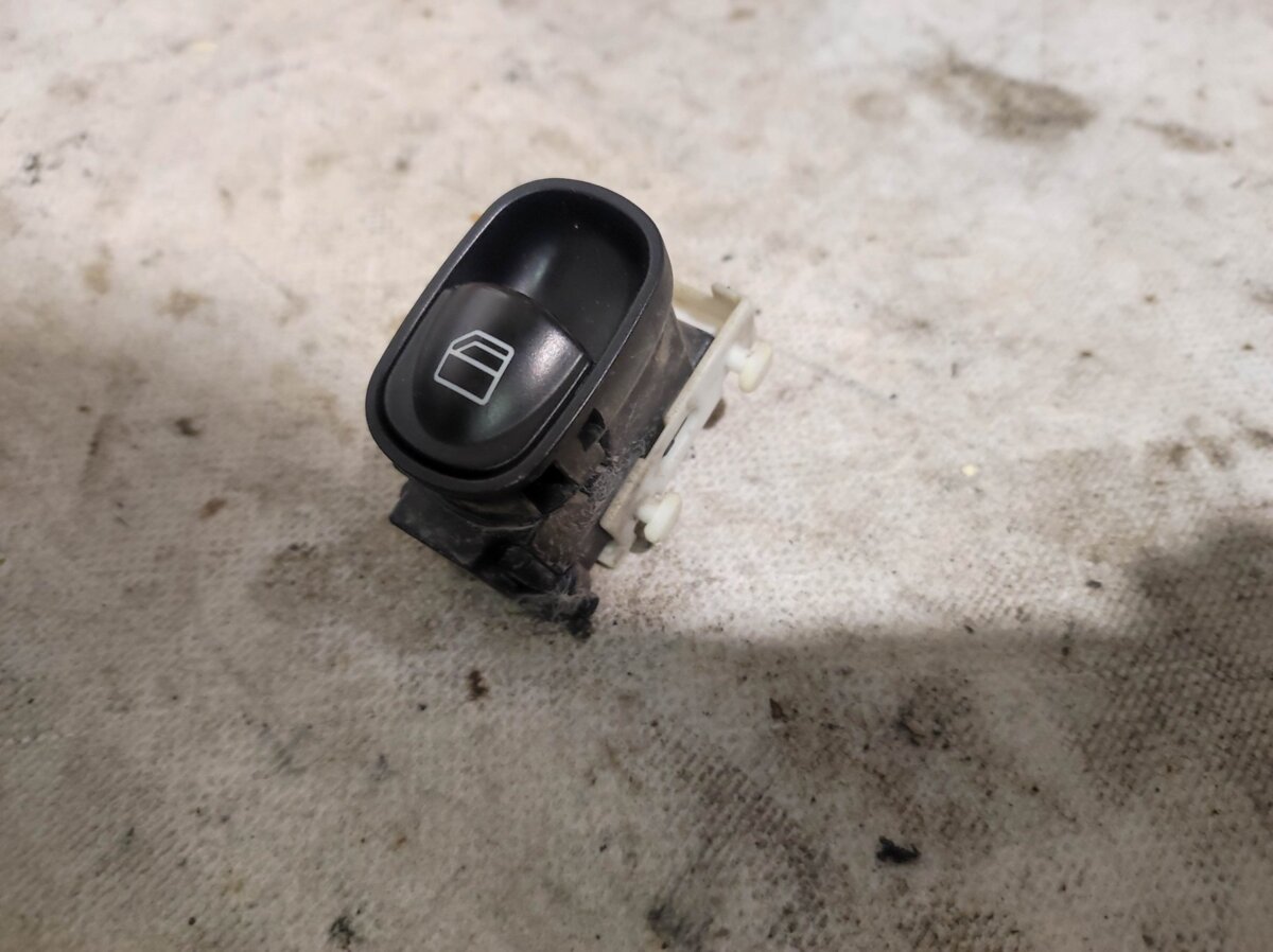 Кнопка скло підйомника Mercedes-Benz C-Class W203 (2000-2007) A2038200210