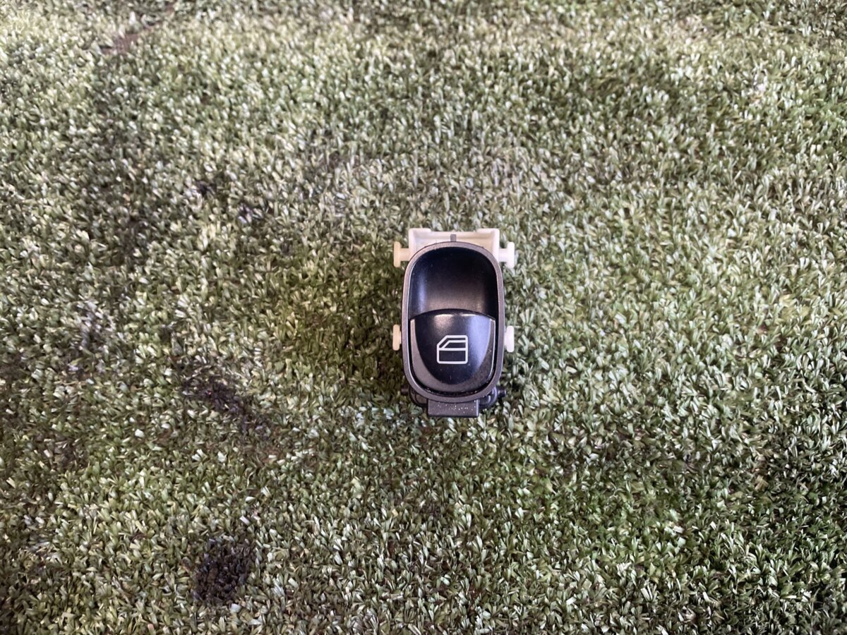 Кнопка скло підйомника Mercedes-Benz C-Class W203 (2000-2007) A2038200210