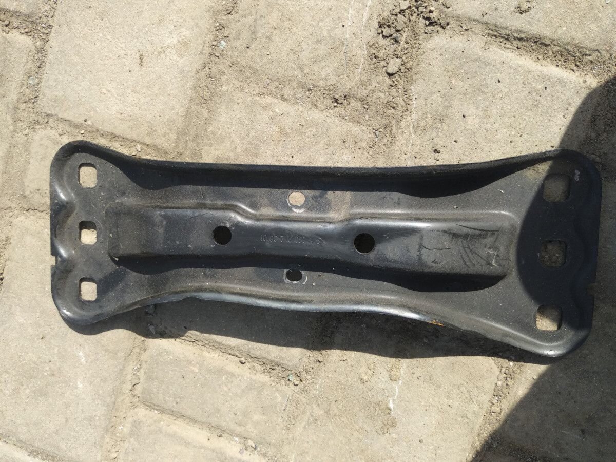 Кронштейн кпп Mercedes-Benz C-Class W203 (2000-2007) A2032420601