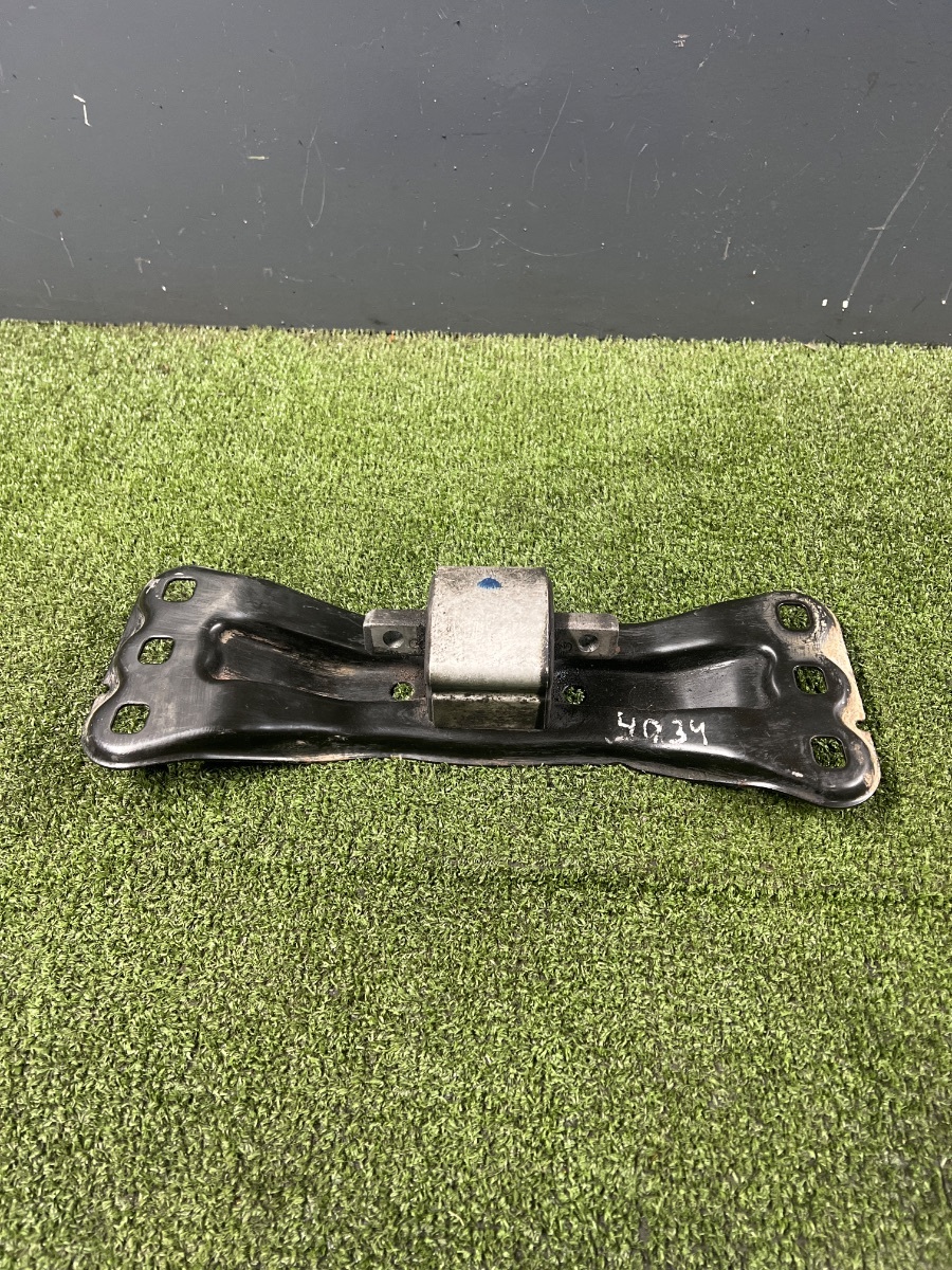 Кронштейн КПП Mercedes-Benz C-Class W203 (2000-2007) A2032420601