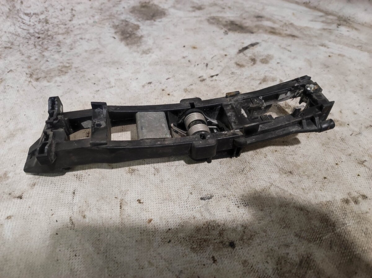 Кронштейн ручки дверей передньої лівої Mercedes-Benz C-Class W203 (2000-2007) A2037600134