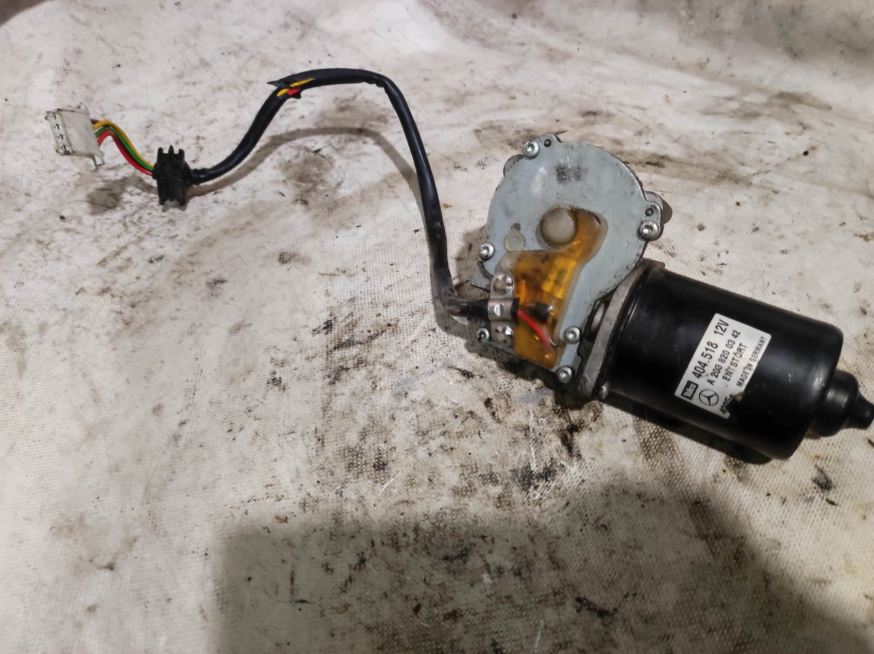 мотор двірника; мотор склоочисника передній; мотор склоочисника скла (трапеції; Мотор стеклоочищувача; Мотор трапеції склоочисника; Двигун склоочисника лобового скла (трапеції)) Mercedes-Benz C-Class W203 (2000-2007) A2038200342