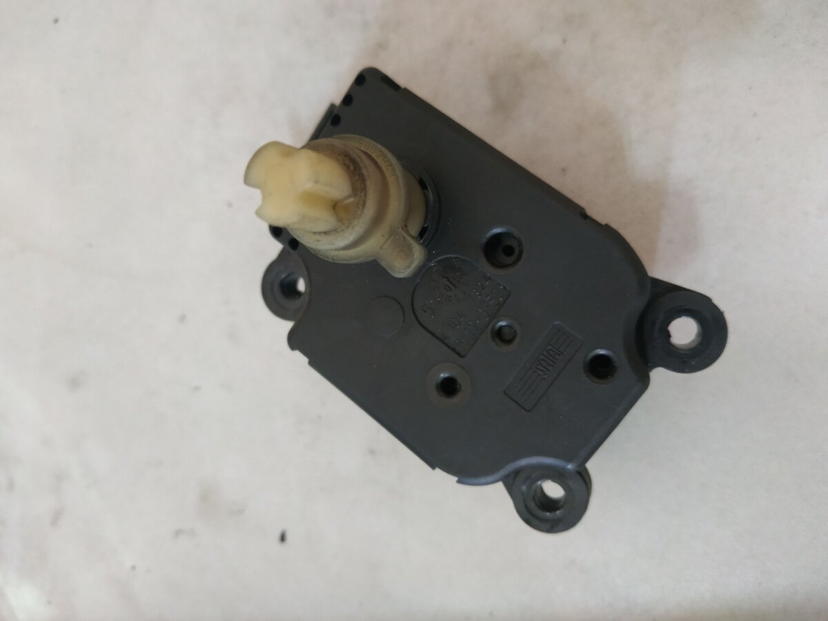 мотор заслінки печі; привід системи автоматичного управління обігрівачем; двигун заслінки печі Mercedes-Benz C-Class W203 (2000-2007) A2038201642