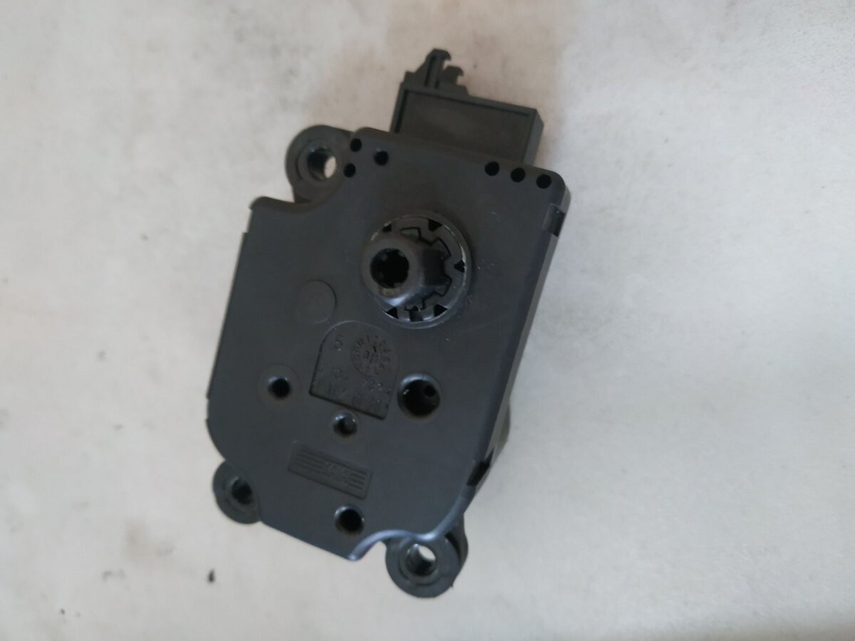 мотор заслінки печі; привід системи автоматичного управління обігрівачем; двигун заслінки печі Mercedes-Benz C-Class W203 (2000-2007) A2038201642