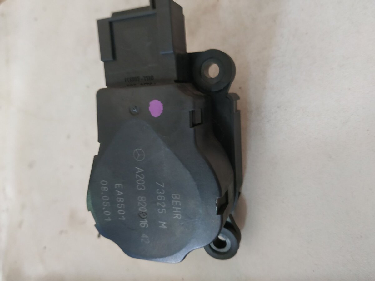 мотор заслінки печі; привід системи автоматичного управління обігрівачем; двигун заслінки печі Mercedes-Benz C-Class W203 (2000-2007) A2038201642