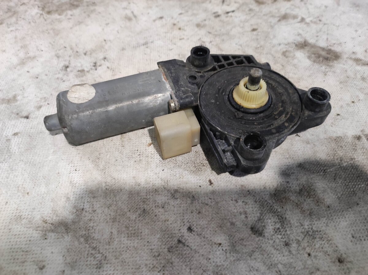 Моторчик склопідйомника задній правий Mercedes-Benz C-Class W203 (2000-2007) A2038203042