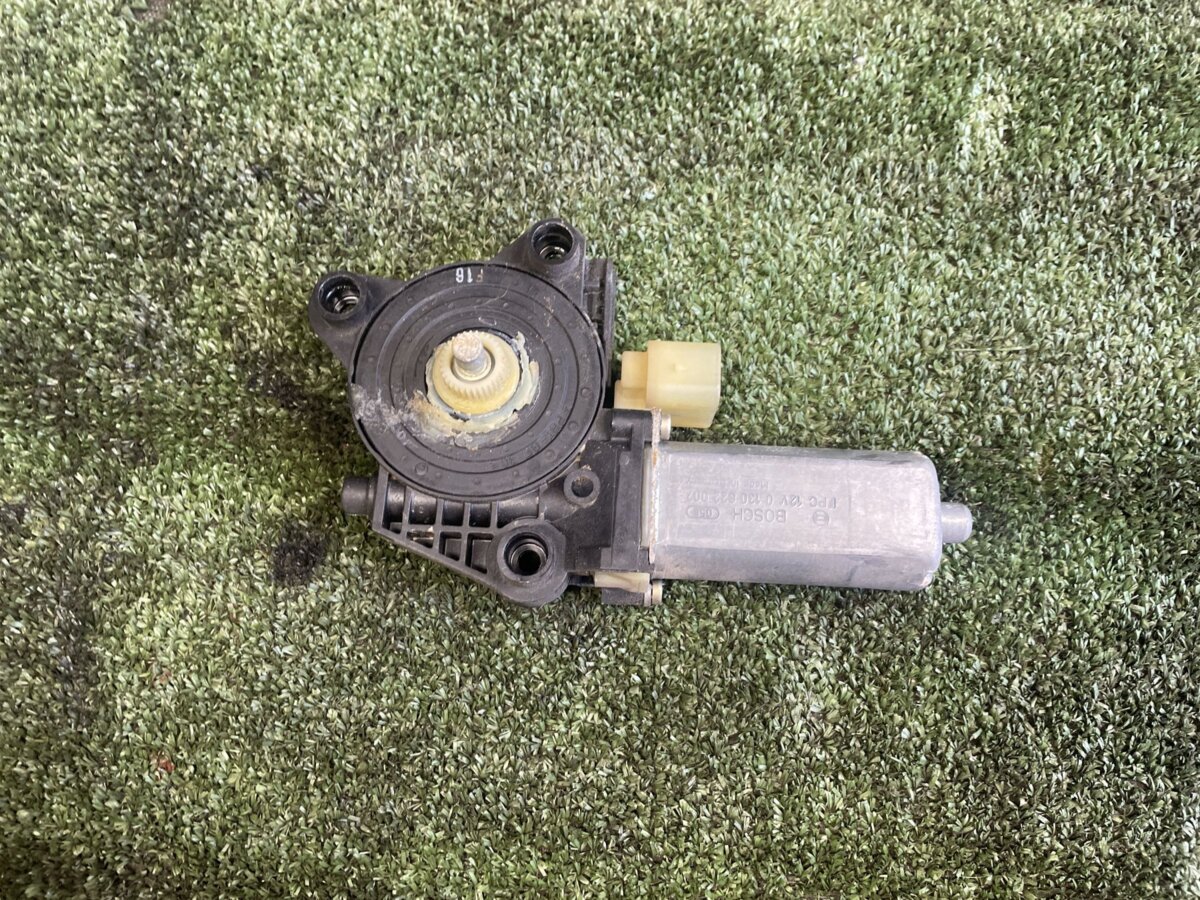 Моторчик склопідйомника задній правий Mercedes-Benz C-Class W203 (2000-2007) A2038203042