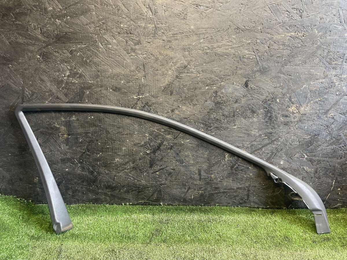 Накладка лівих передніх дверей Mercedes-Benz C-Class W203 (2000-2007) A2037250171