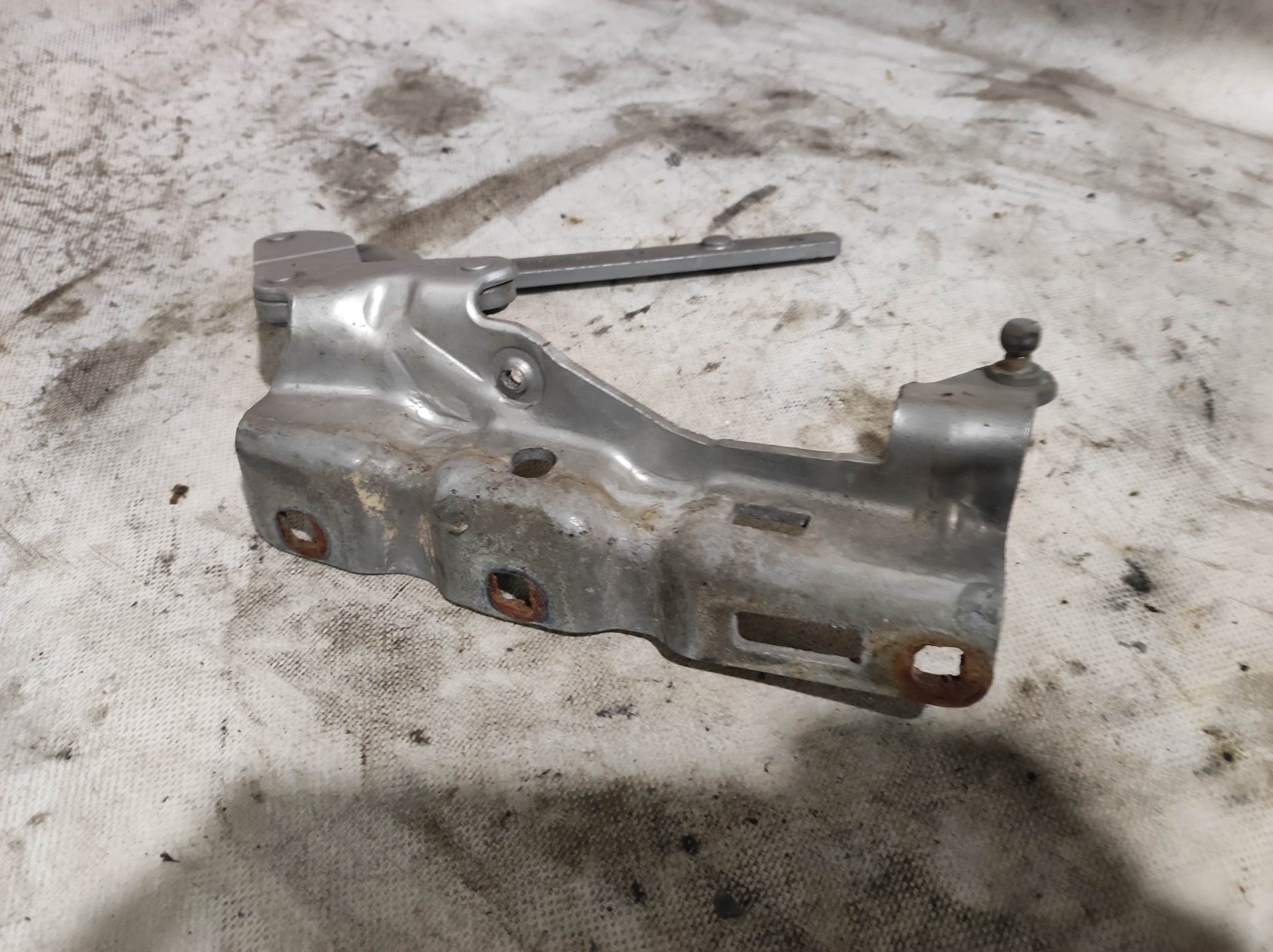 Петля капота ліва Mercedes-Benz C-Class W203 (2000-2007) A2038800328