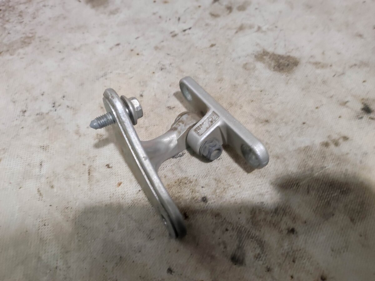 Петля левой двери, верхняя Mercedes-Benz C-Class W203 (2000-2007) A2037200137