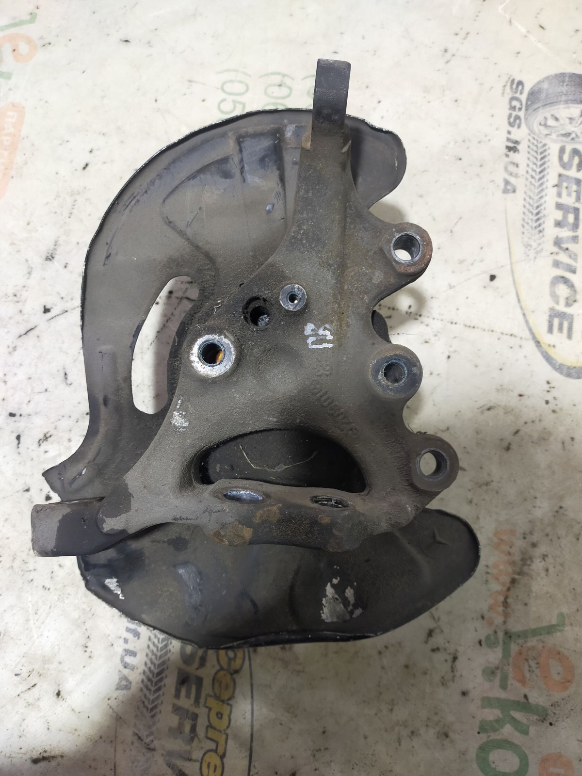 поворотный кулак передний правий Mercedes-Benz C-Class W203 (2000-2007) A2093320101