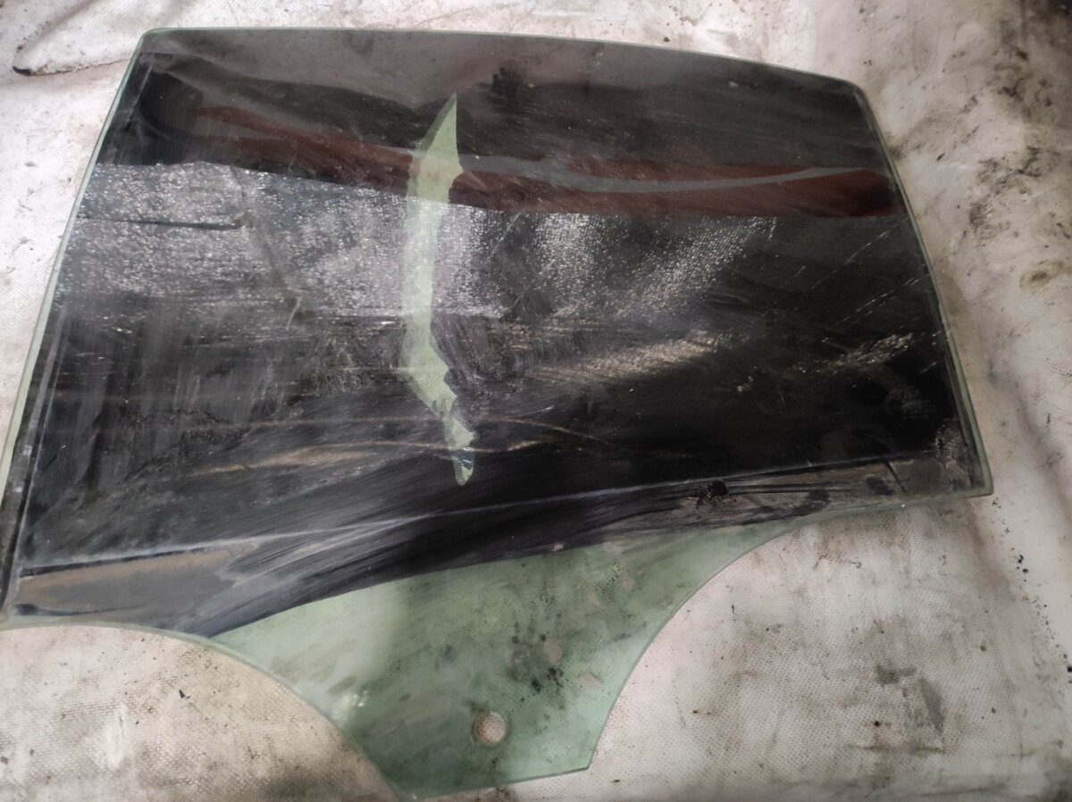 Скло автомобільне бокове Mercedes-Benz C-Class W203 (2000-2007) A2037350110