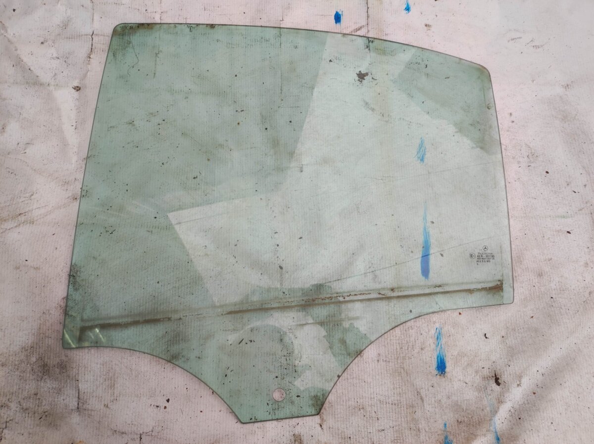 Скло автомобільне бокове Mercedes-Benz C-Class W203 (2000-2007) A2037350110