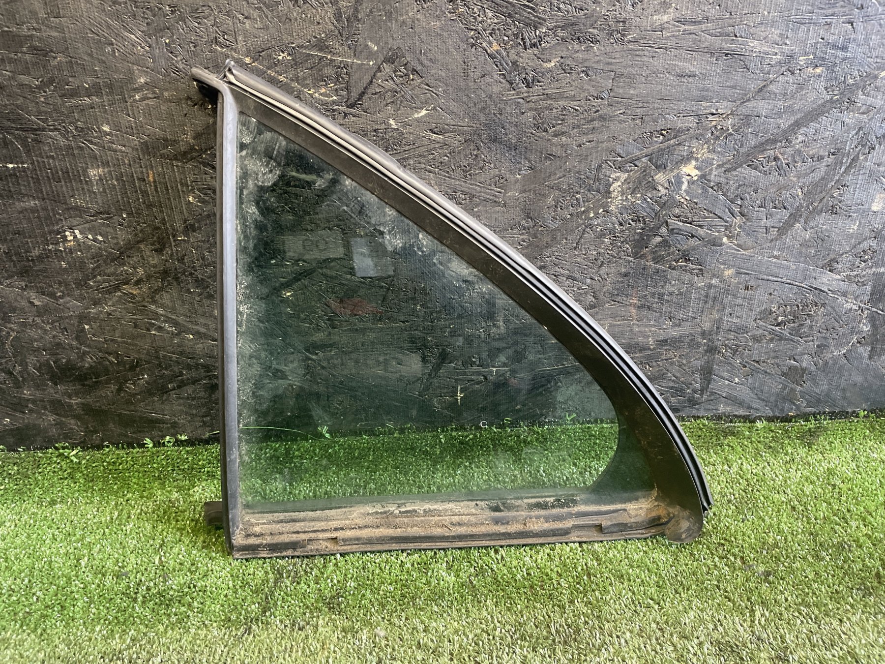 Скло лівих задніх дверей Mercedes-Benz C-Class W203 (2000-2007) A2037300100