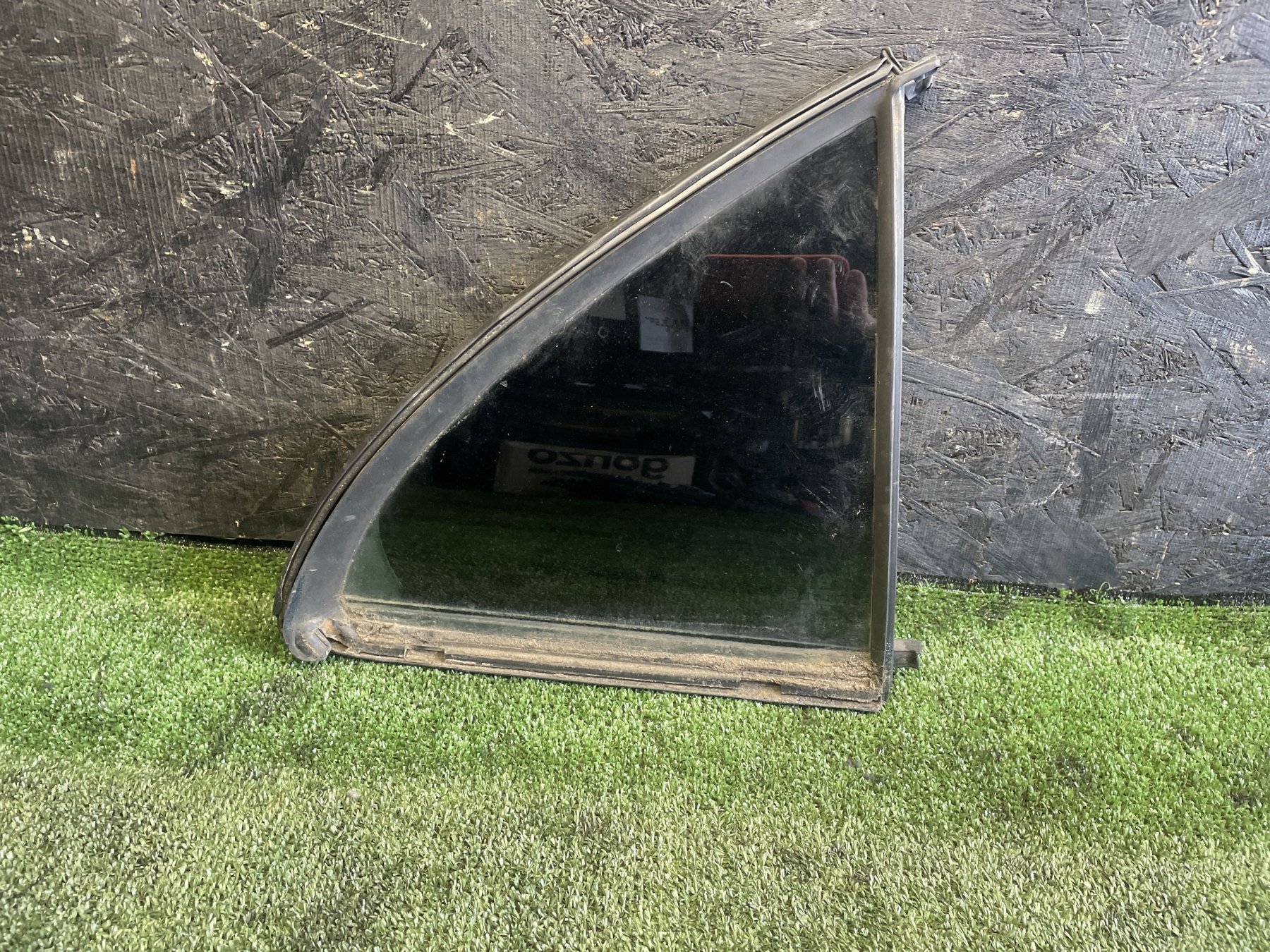 Скло правих задніх дверей Mercedes-Benz C-Class W203 (2000-2007) A2037300200