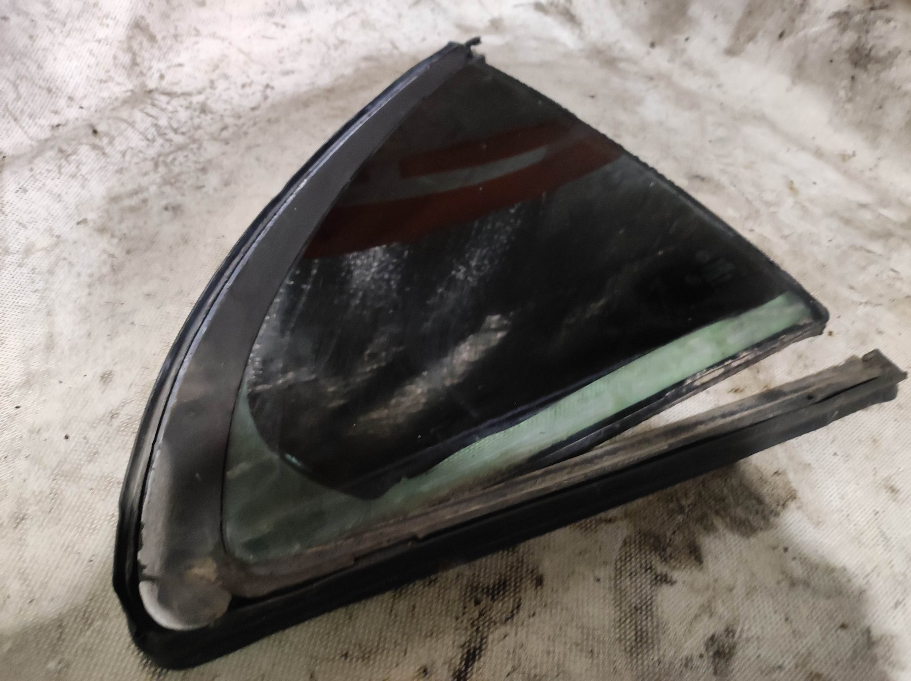 вікно надставки дверей задніх; задня кватирка права; кватирка двері трикутник, задня, права; куточок задніх правих дверей; скло кутове дверей задніх; скло-кватирка двері, задньої, правої; скло-кватирка двері, задній, правій Mercedes-Benz C-Class W203 (200