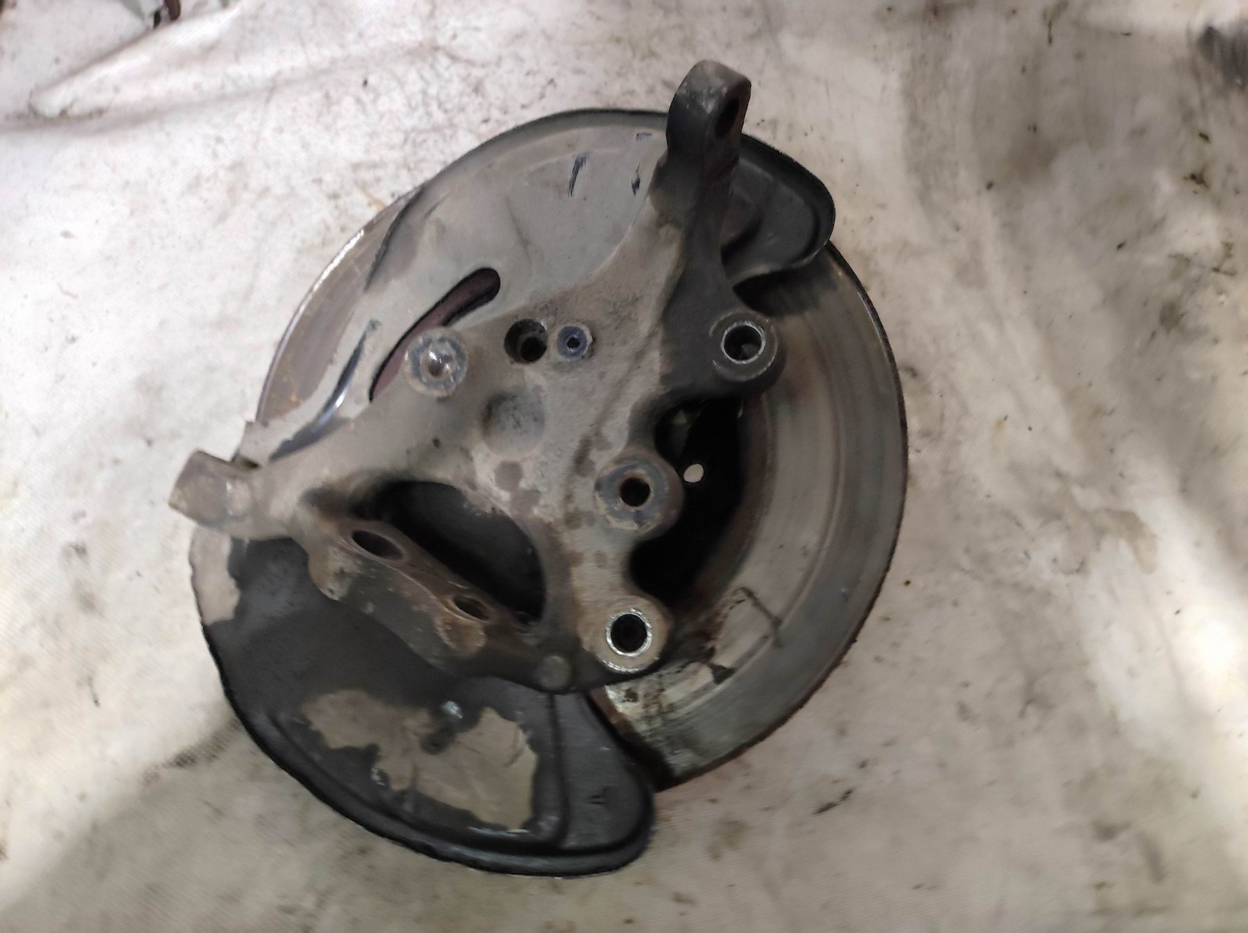 вісь передня і поворотні кулаки; кулак поворотний передній правий; цапфа - поворотний кулак передній, правий; цапфа передні праві; цапфа поворотна права; цапфа поворотного кулака Mercedes-Benz C-Class W203 (2000-2007) A2093320101