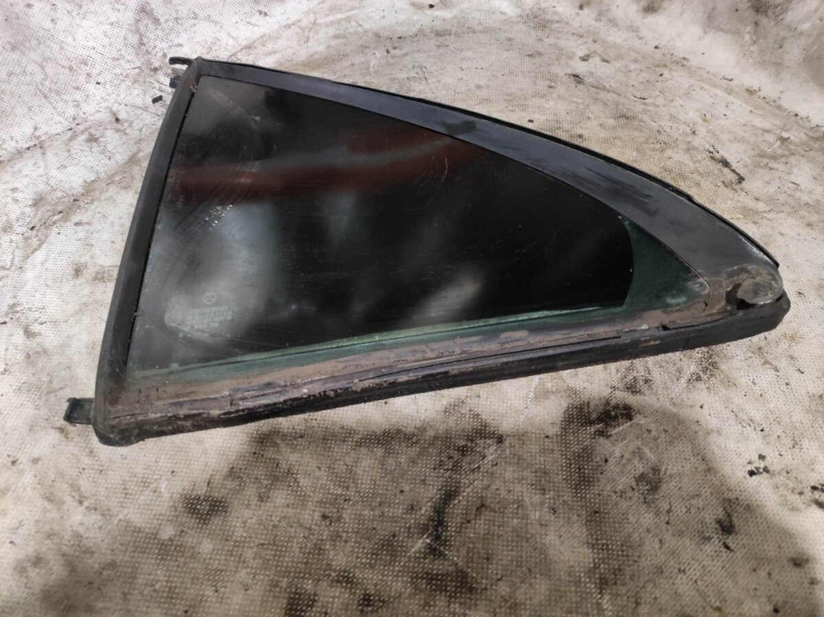 задня кватирка ліва; кватирка дверей трикутник, задньої, лівої; куточок задніх лівих дверей; скло-кватирка двері, задньої, лівої; скло-кватирка двері, задній, лівою Mercedes-Benz C-Class W203 (2000-2007) A2037300155