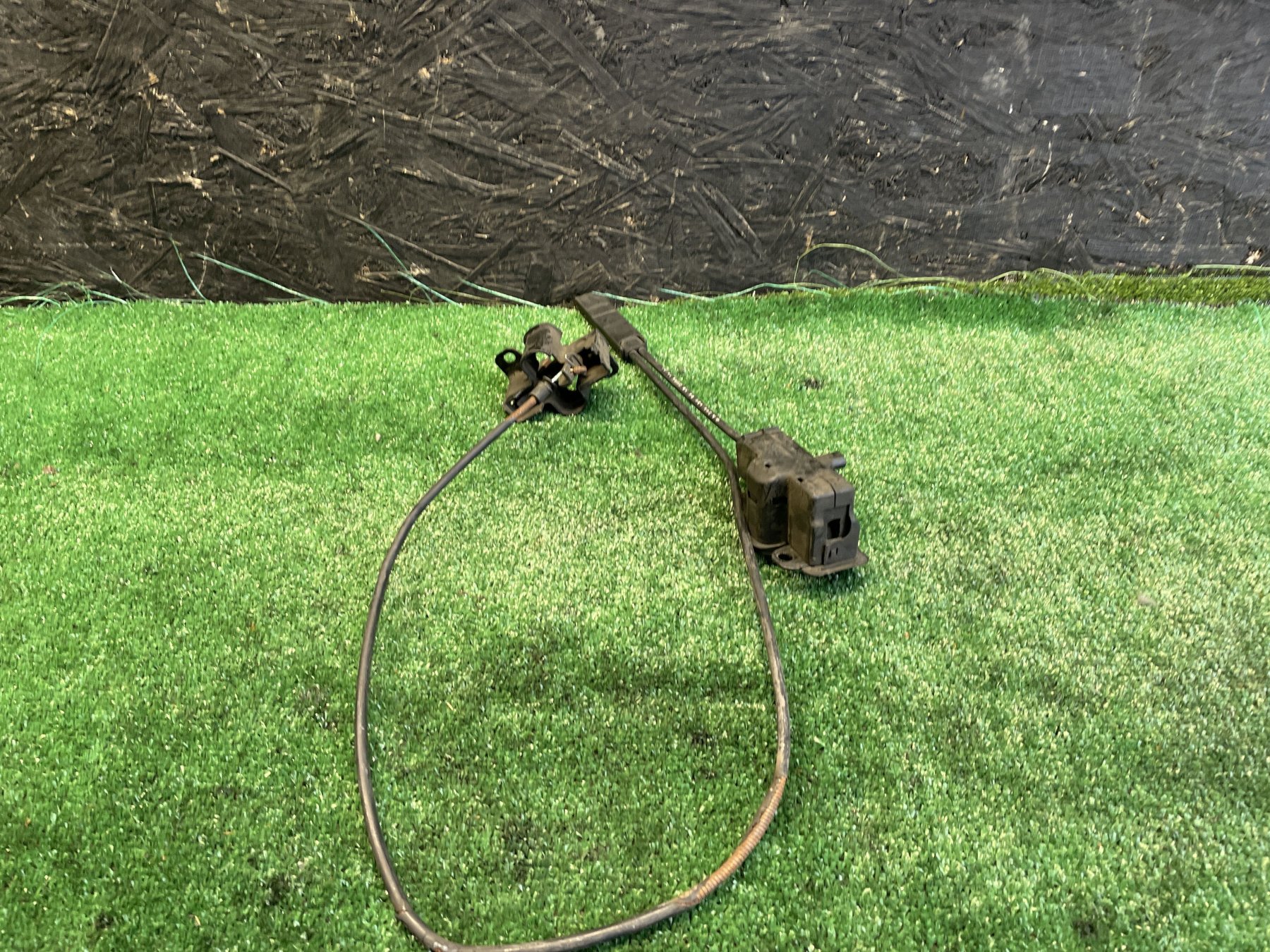 Замок капоту боковий Mercedes-Benz C-Class W203 (2000-2007) A2038800060