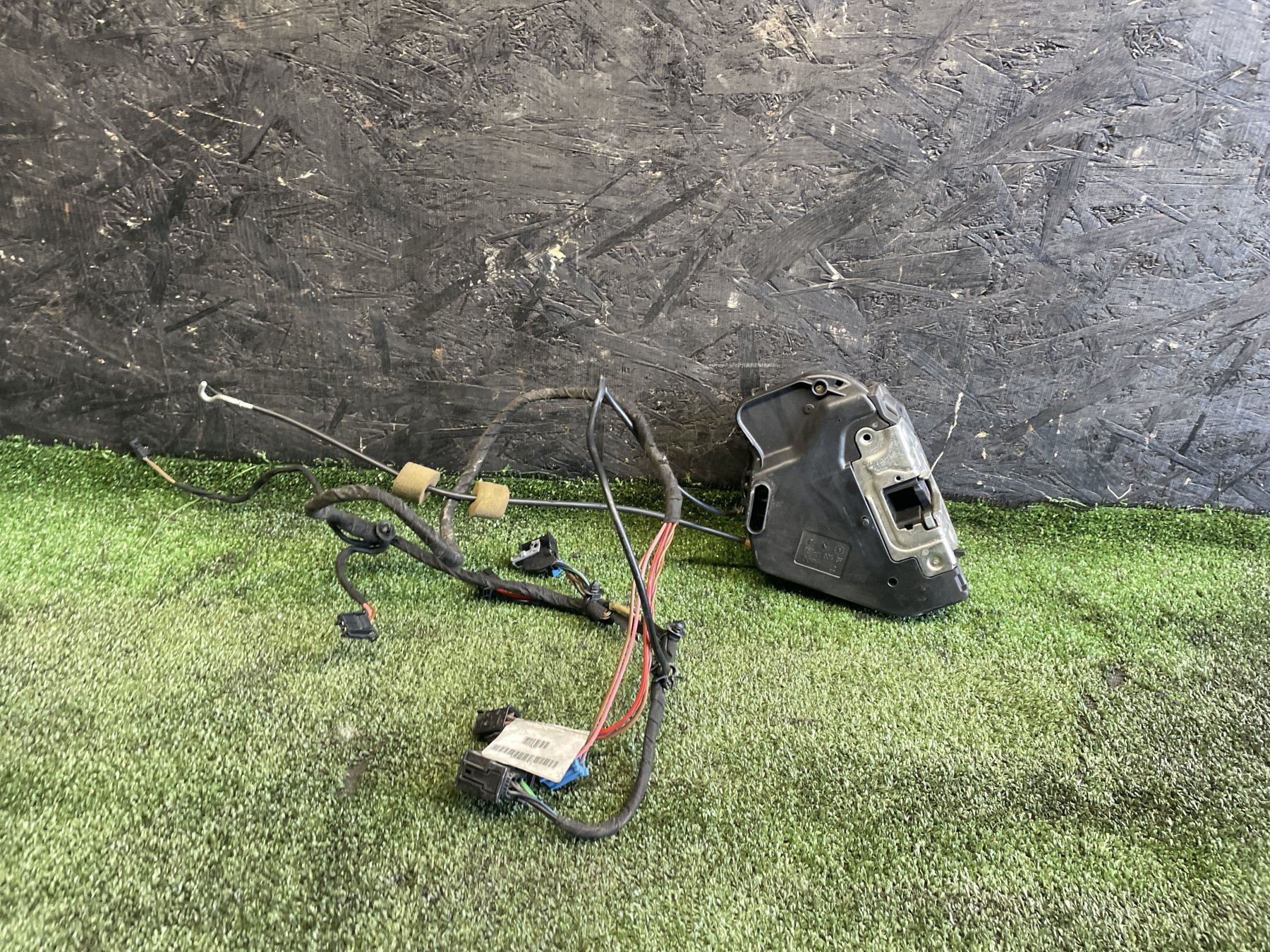 Замок задніх лівих дверей Mercedes-Benz C-Class W203 (2000-2007) 2037300135