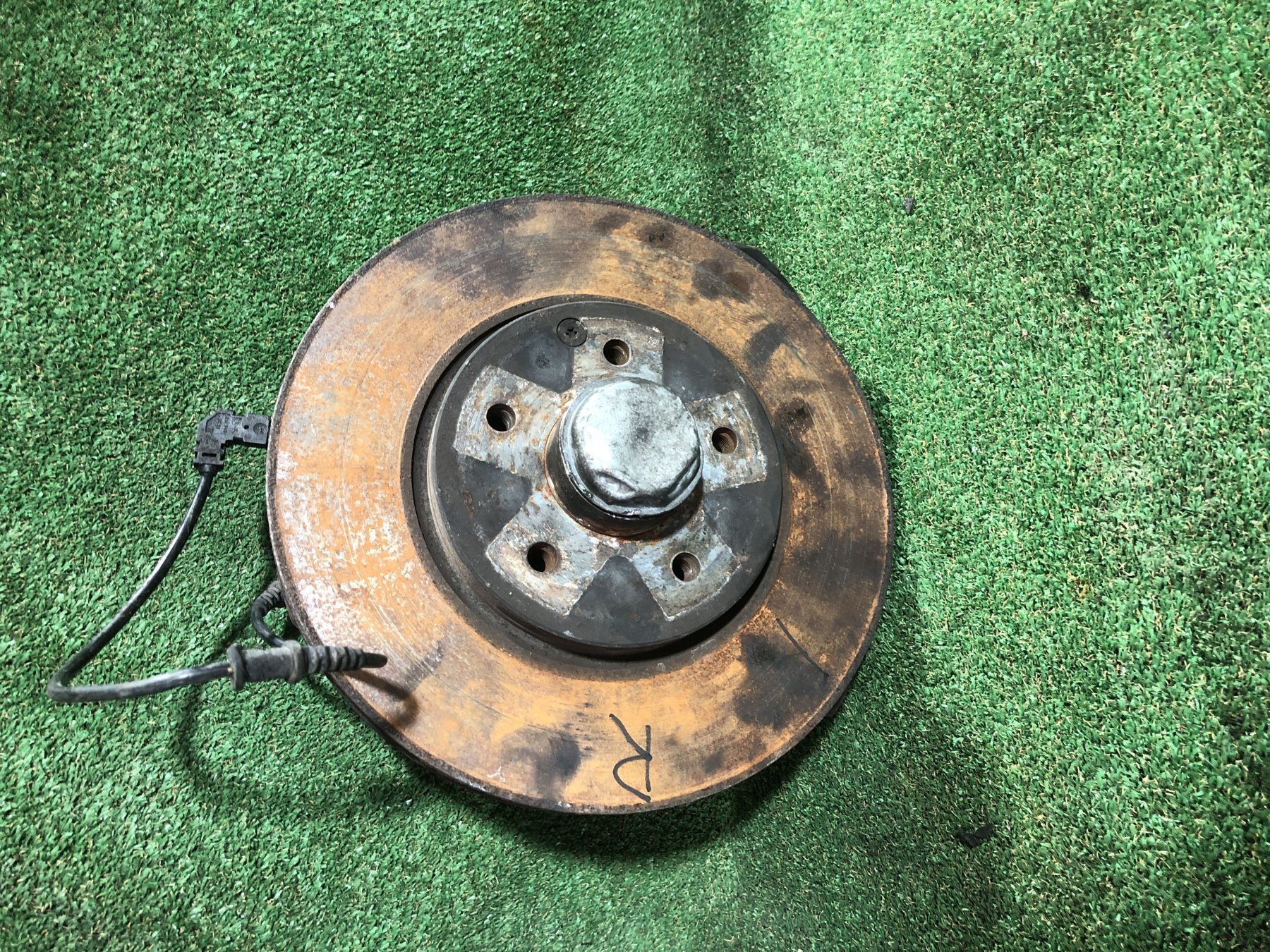 Цапфа (поворотний кулак) передній правий Mercedes-Benz CLK-Class C209 (2002-2010) A2043320201