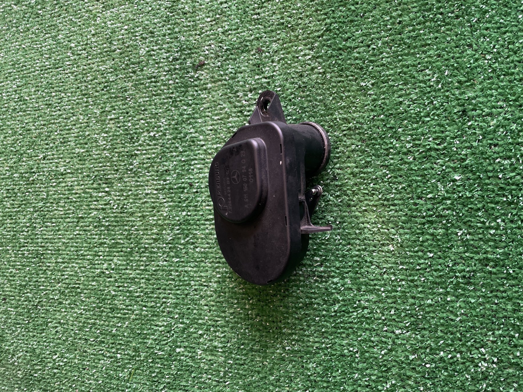 Деталь дефект зламане кріплення Mercedes-Benz CLK-Class C209 (2002-2010) A6111500794