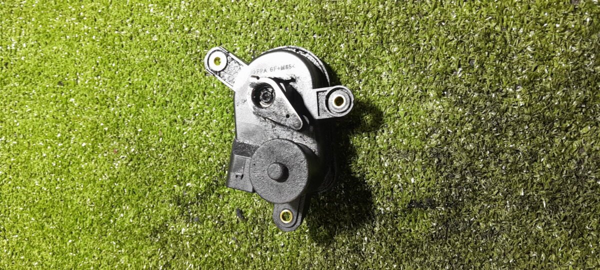 Дросельна заслінка Mercedes-Benz CLK-Class C209 (2002-2010) A6111500494