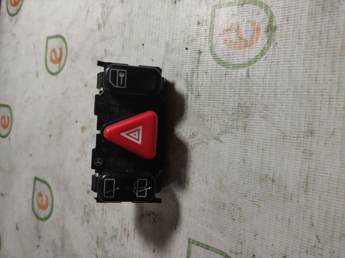 аварійна кнопка; кнопка аварійки; кнопка включення аварійного сигналу Mercedes-Benz E-Class W210 (1995-2003) A2108208010