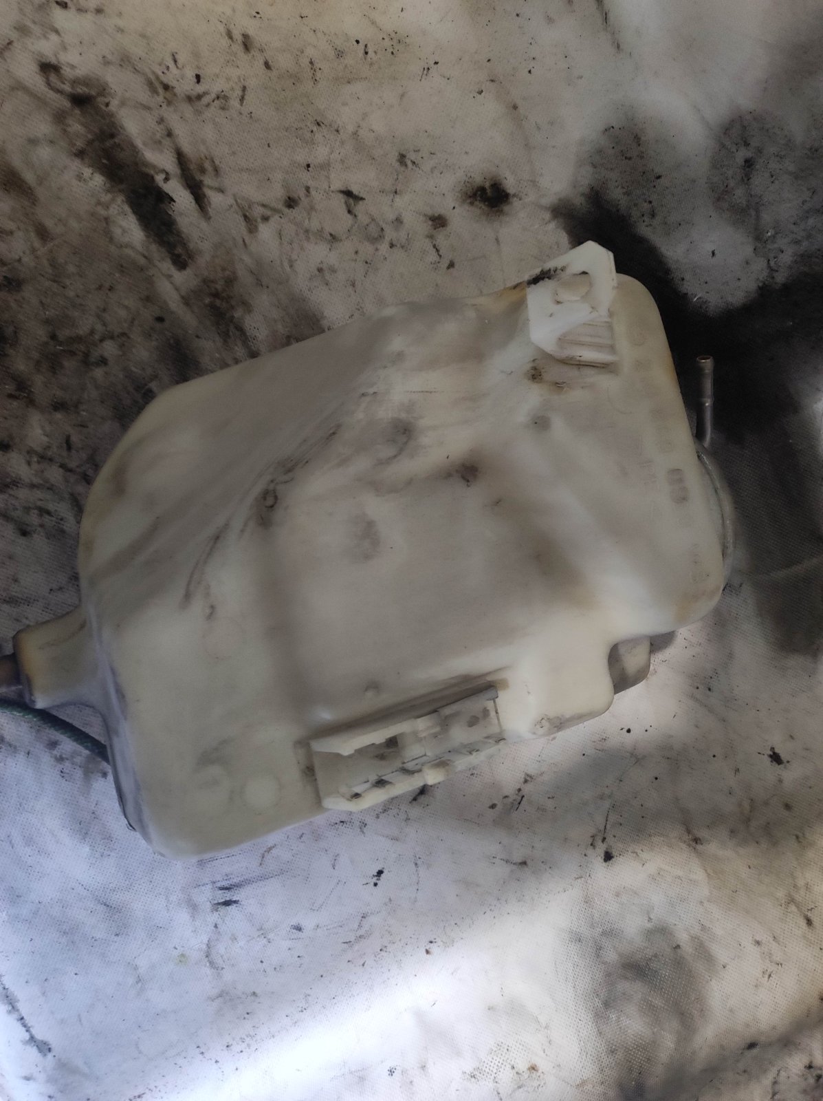 бачок для омивайки; бачок омивайки; бачок омивача лобового скла; бачок склоомивача; водяний бачок омивача скла; бачок омивача скла Mercedes-Benz E-Class W210 (1995-2003) A2108690920