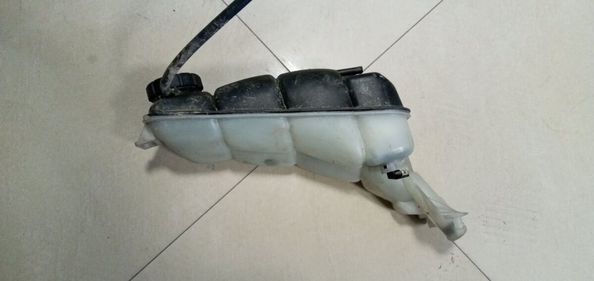 бачок для води; бачок розширювальний; бачок системи охолодження двигуна розширювальний; бачок системи охолодження, розширювальний; водяний бачок системи охолодження Mercedes-Benz E-Class W210 (1995-2003) A2105000549