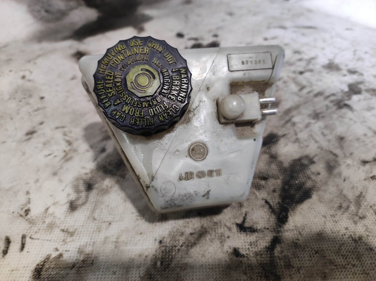 бачок гальмівної рідини Mercedes-Benz E-Class W210 (1995-2003) A2024300202