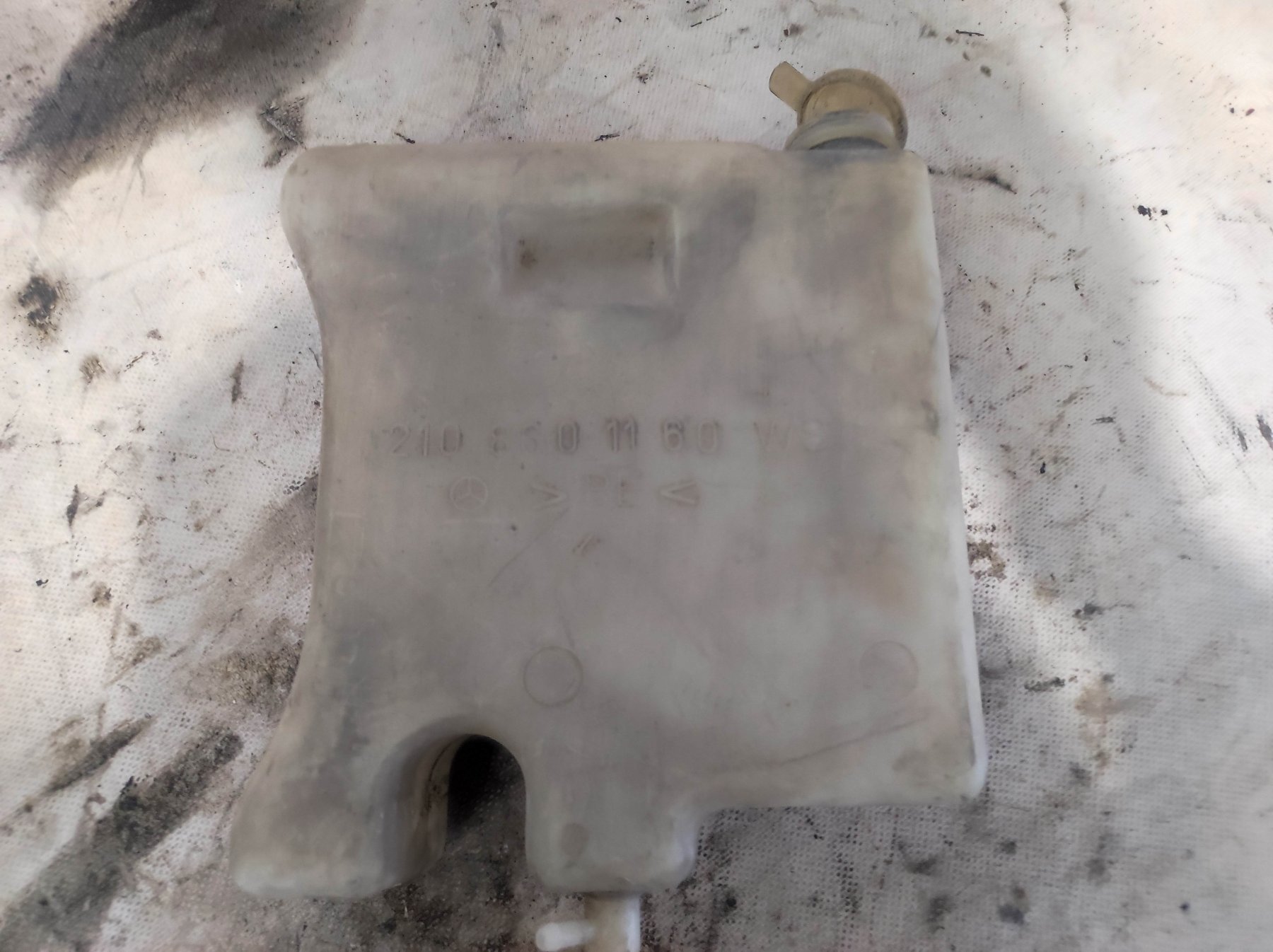 бачок омивача фар; водяний бачок омивача фар Mercedes-Benz E-Class W210 (1995-2003) A2108601160