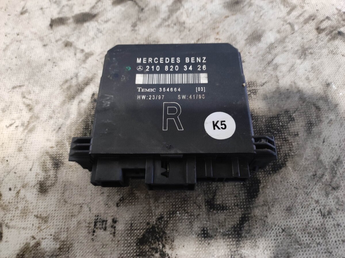 Блок управління дверей правий Mercedes-Benz E-Class W210 (1995-2003) A2108203426