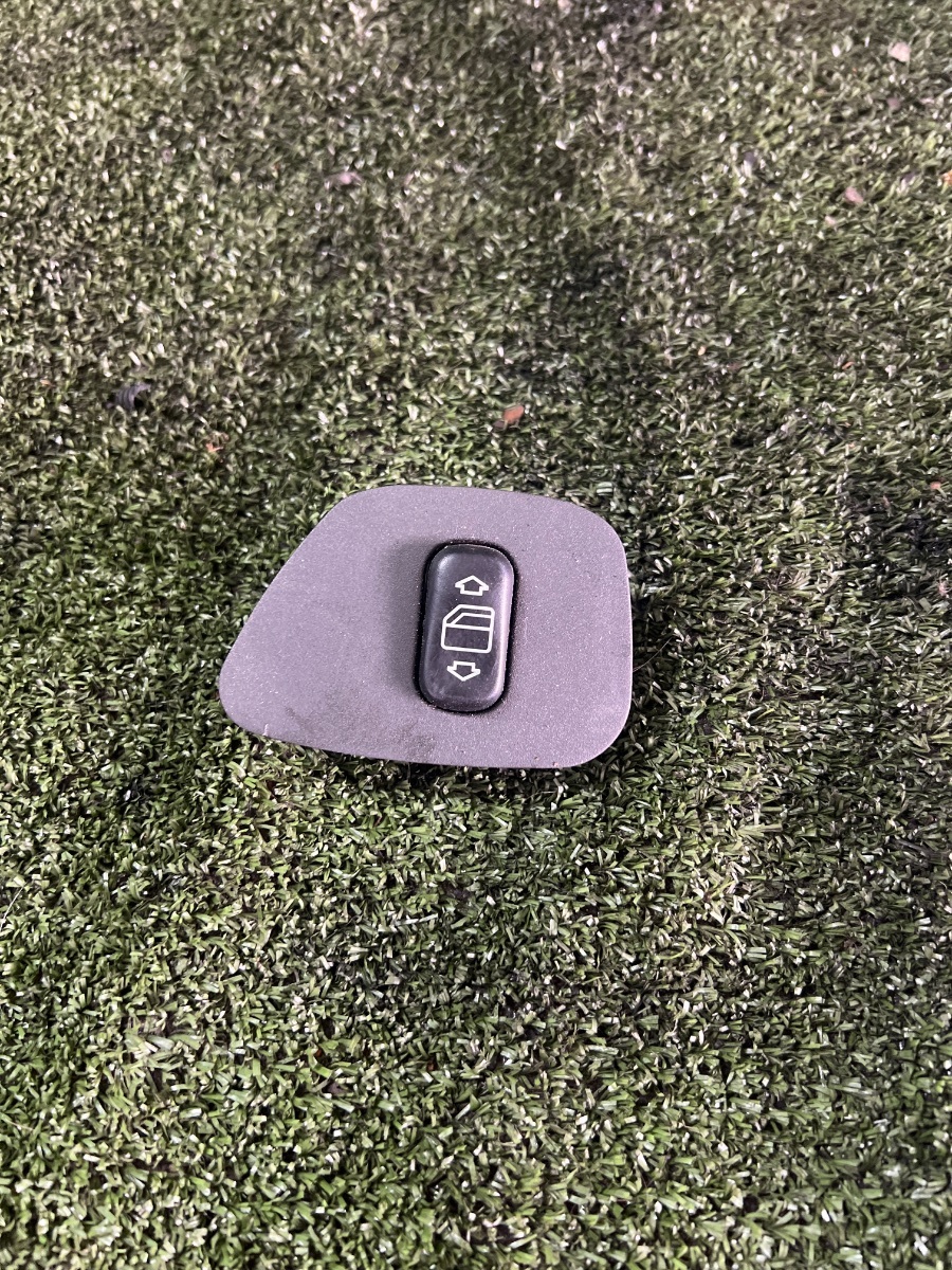 Кнопка склопідіймача Mercedes-Benz E-Class W210 (1995-2003) 2108208210