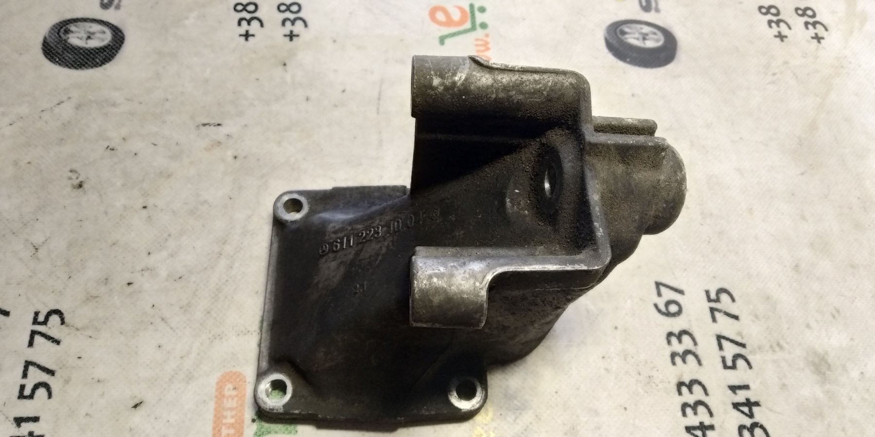 Кронштейн двигуна лівий 2.7cdi Mercedes-Benz E-Class W210 (1995-2003) A6112231004