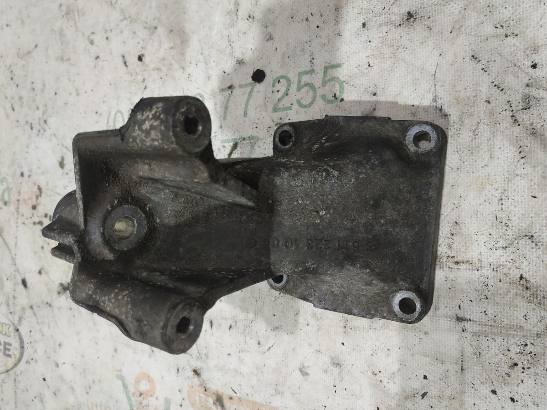 Кронштейн двигуна лівий 2.7cdi Mercedes-Benz E-Class W210 (1995-2003) A6112231004