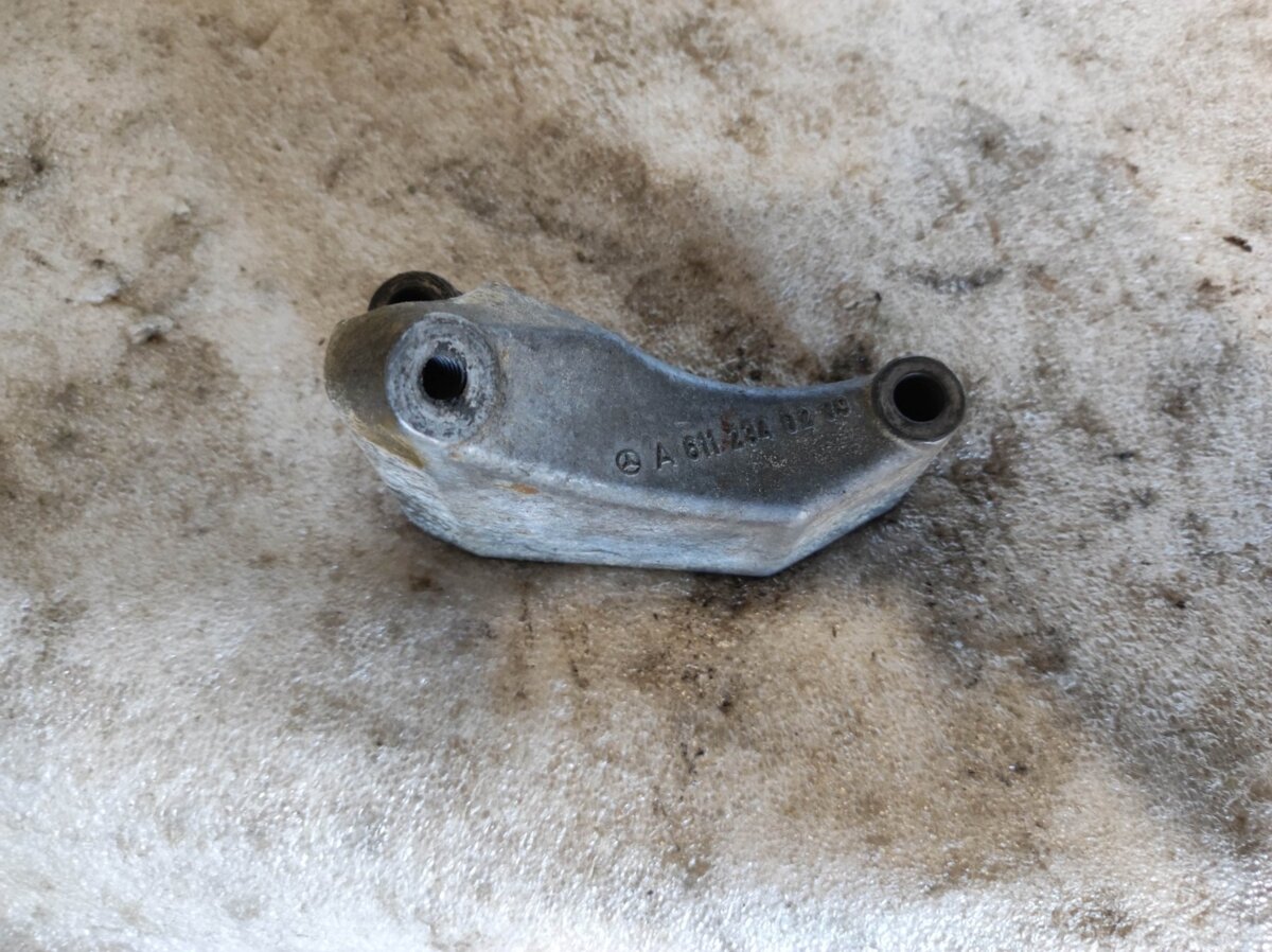 Кронштейн компресора кондиціонера Mercedes-Benz E-Class W210 (1995-2003) A6112340239
