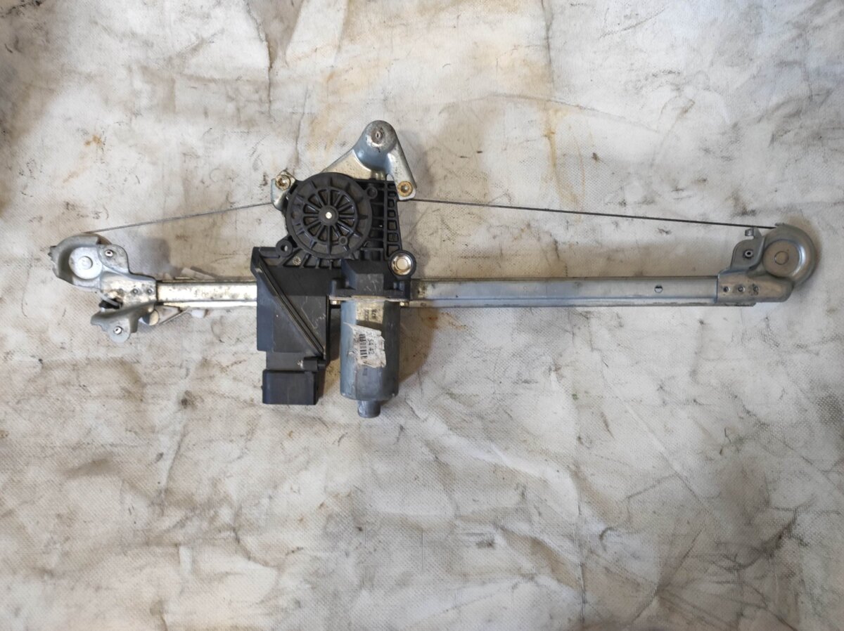 мотор склопідйомника дверей задніх, правих; моторчик склопідйомника двері задніх, правих; двигун стеклопод'емника двері задньої, правої Mercedes-Benz E-Class W210 (1995-2003) A2108205442