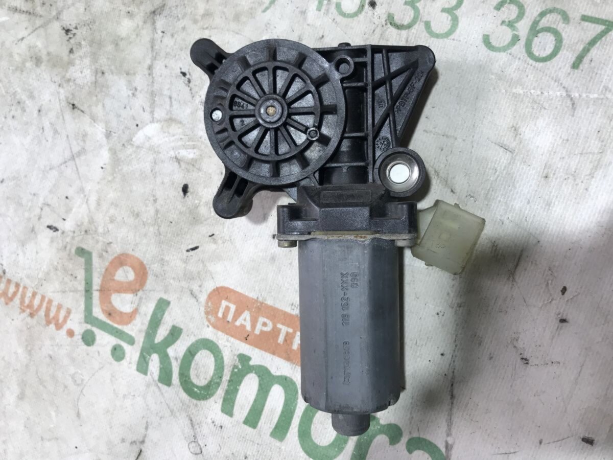 мотор склопідйомника водійських дверей; мотор склопідйомника дверей передніх, лівих; привід ліфта передній; двигун склопідіймача двері передньої, лівої Mercedes-Benz E-Class W210 (1995-2003) A0130821708