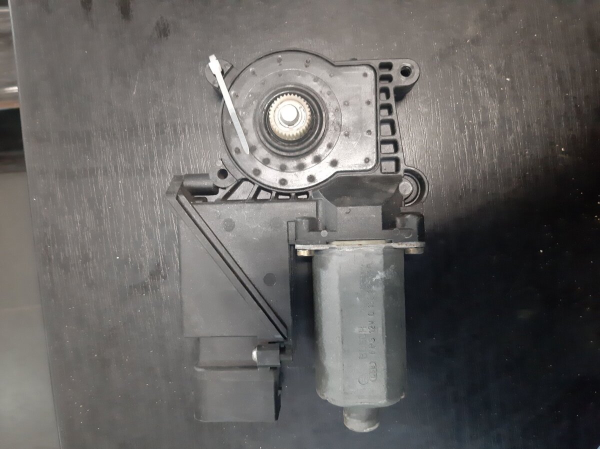 Мотор склопідйомника, задній лівий Mercedes-Benz E-Class W210 (1995-2003) 0130821699