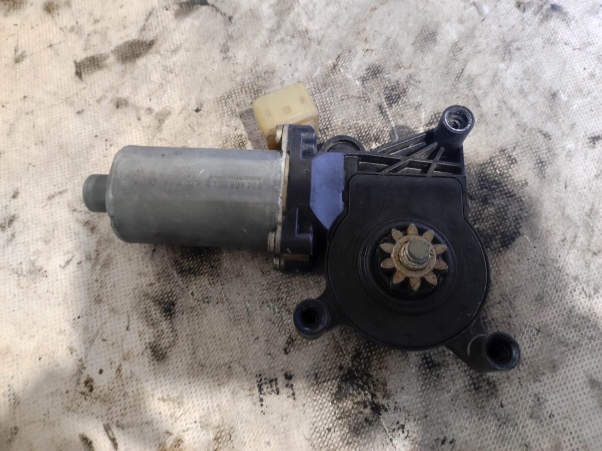 Моторчик склопідйомника передній лівий Mercedes-Benz E-Class W210 (1995-2003) 0130821708