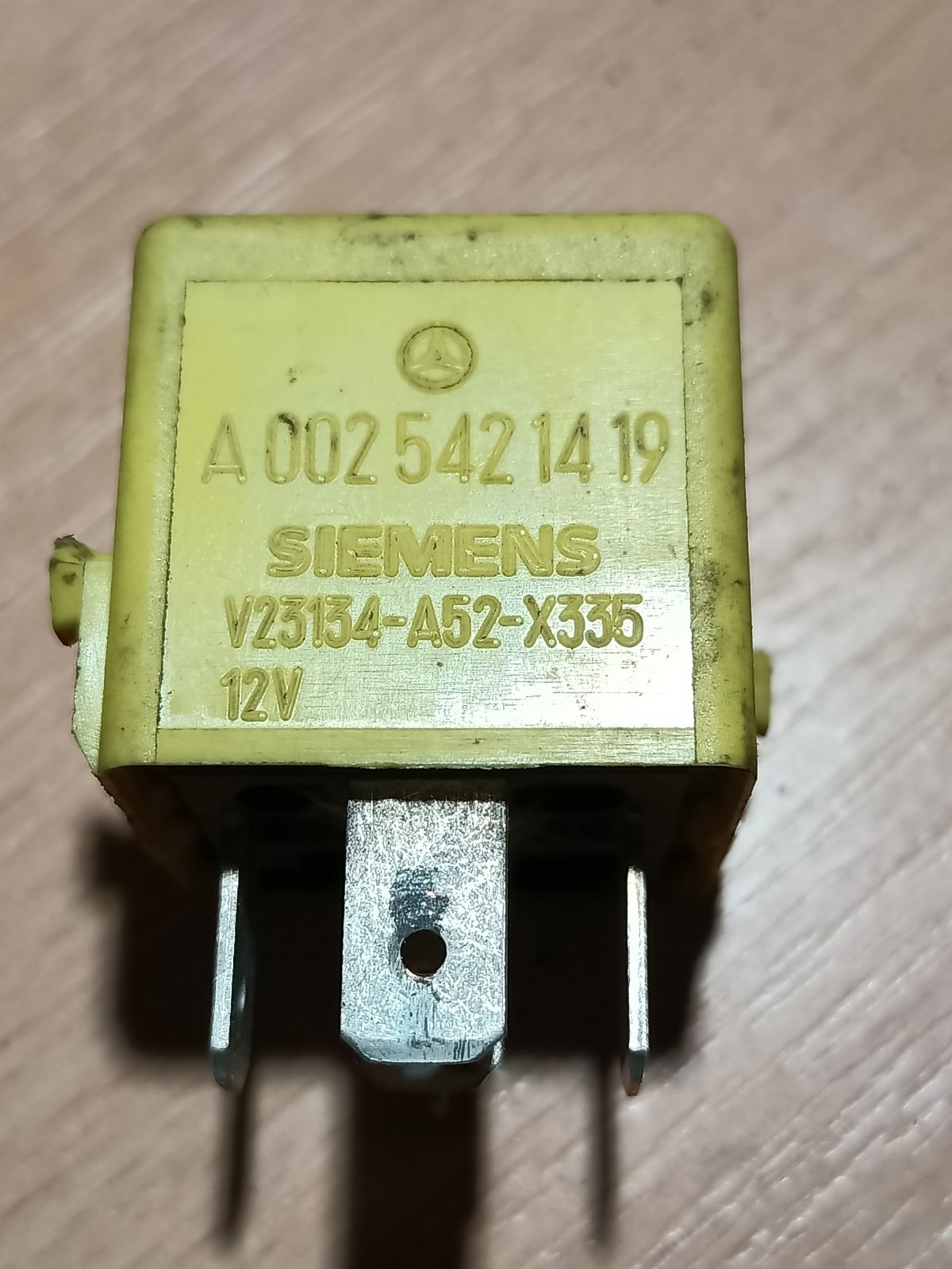 реле компресора пневмопідвіски Mercedes-Benz E-Class W210 (1995-2003) A0025421419