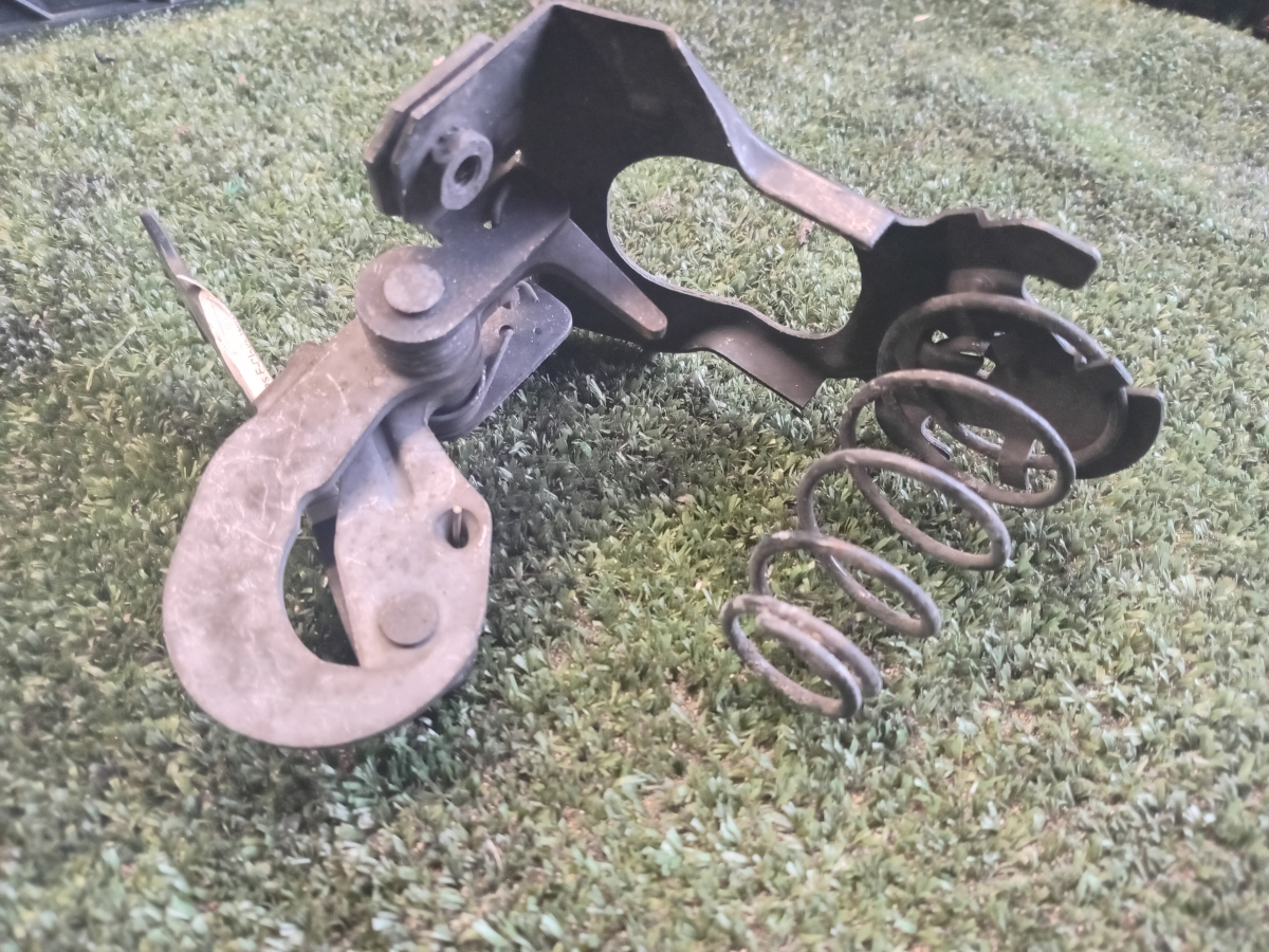 Ручка відкривання капота Mercedes-Benz E-Class W210 (1995-2003) A2108870827