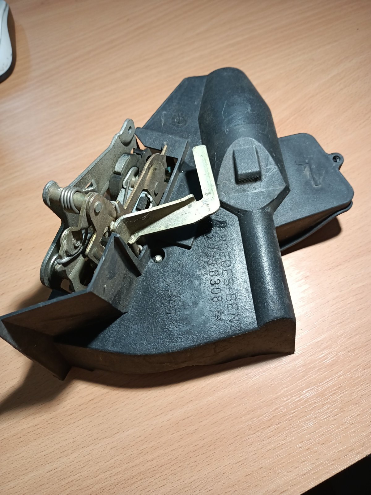 Замок двері задній лівий mercedes w210 2027330308 Mercedes-Benz E-Class W210 (1995-2003) A2027330308