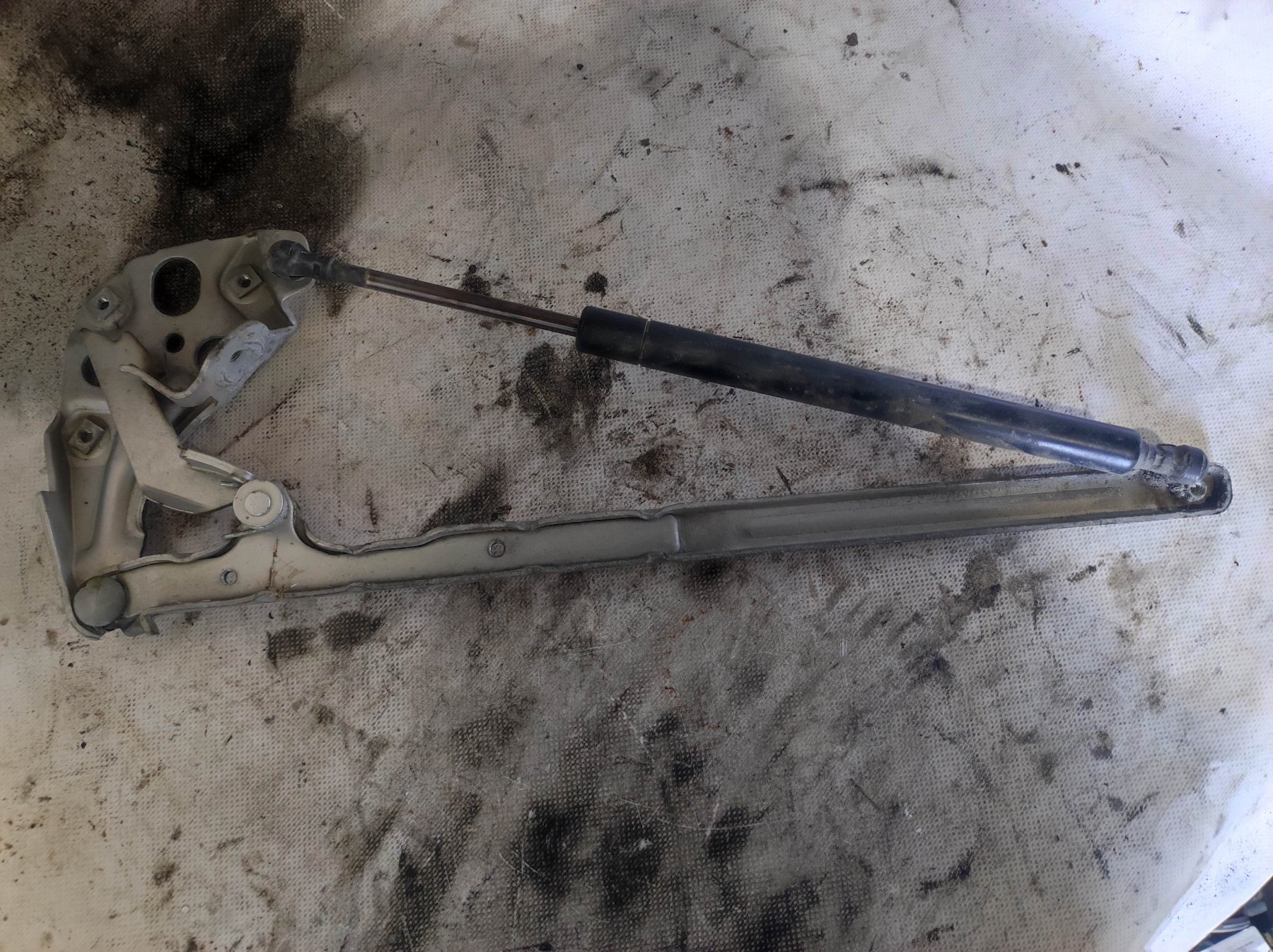 завіс капота, лівий; завіса капота ліва; петля капота, ліва; шарнір капота лівий Mercedes-Benz E-Class W210 (1995-2003) A2108800128