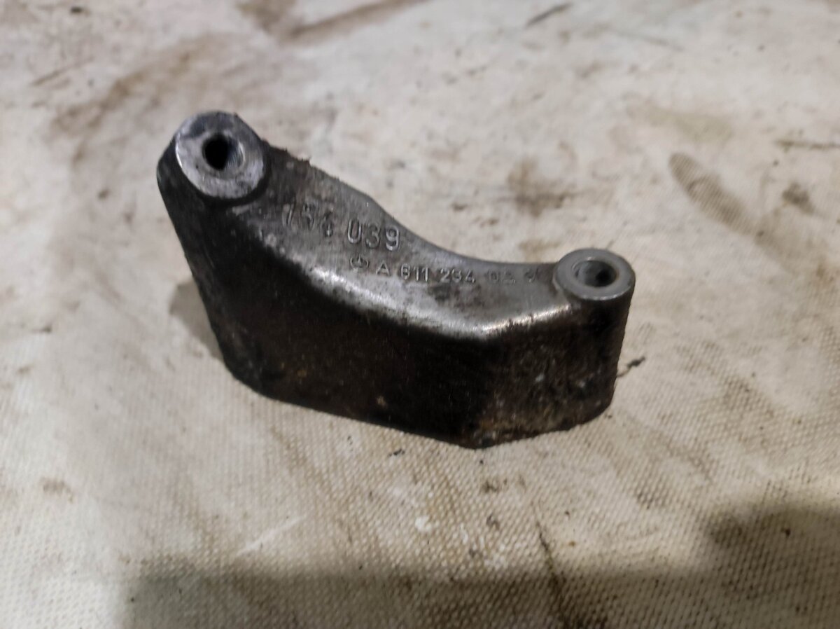 Кронштейн компресора кондиціонера Mercedes-Benz E-Class W211 (2002-2009) A6112340239