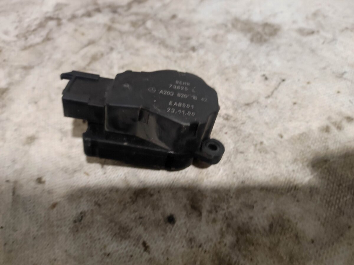 мотор заслінки печі Mercedes-Benz E-Class W211 (2002-2009) A2038201642