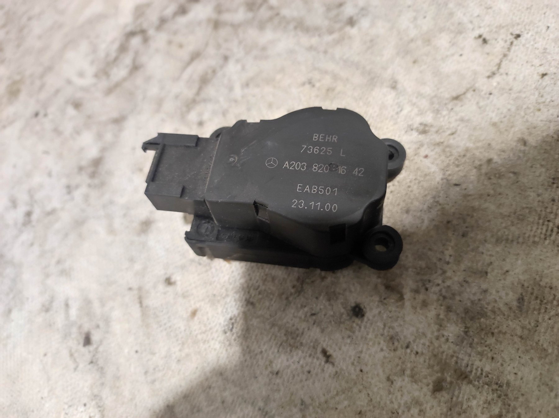 мотор заслінки печі; привід системи автоматичного управління обігрівачем; двигун заслінки печі Mercedes-Benz E-Class W211 (2002-2009) A2038201642