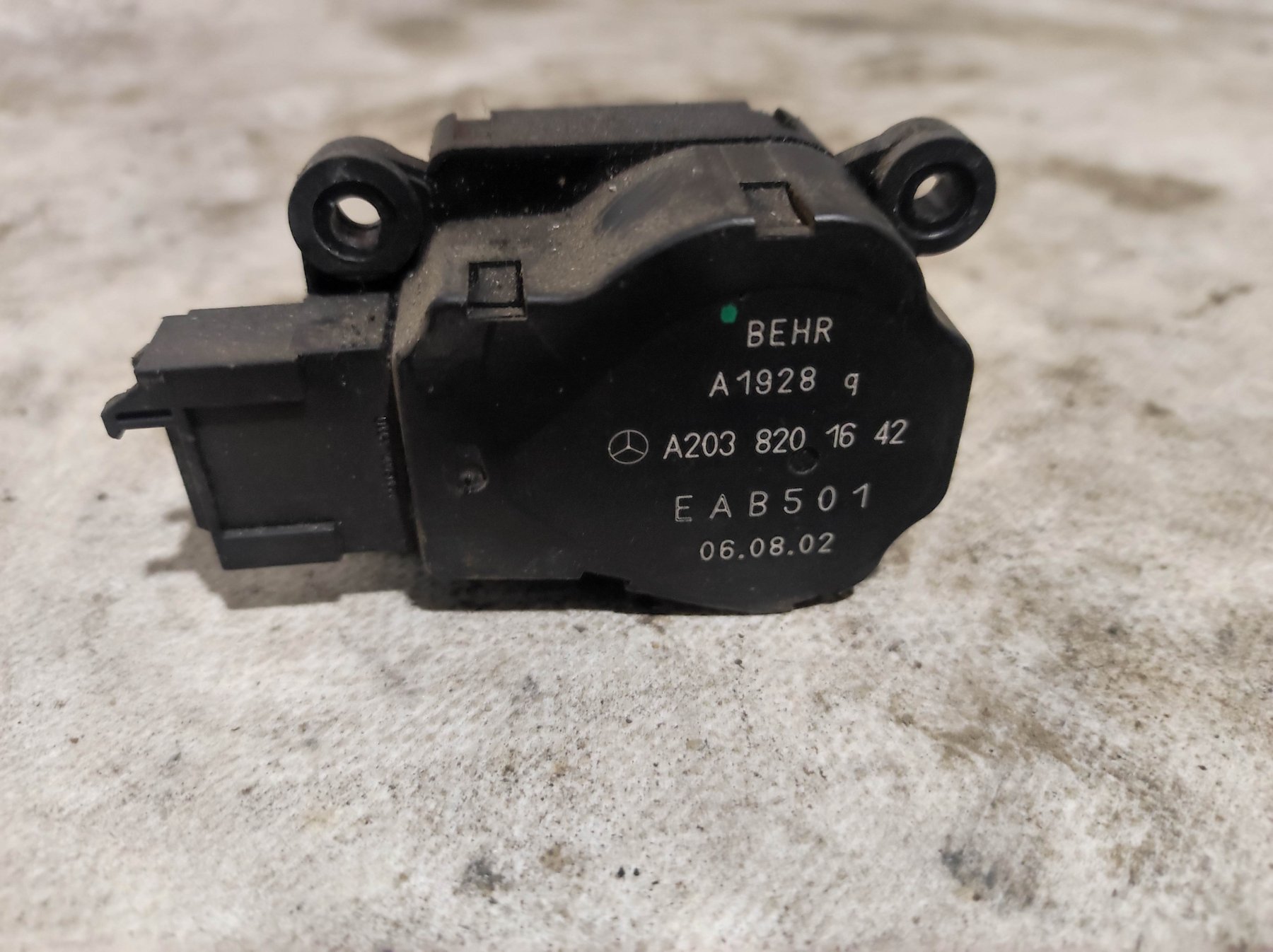 мотор заслінки печі; привід системи автоматичного управління обігрівачем; двигун заслінки печі Mercedes-Benz E-Class W211 (2002-2009) A2038201642